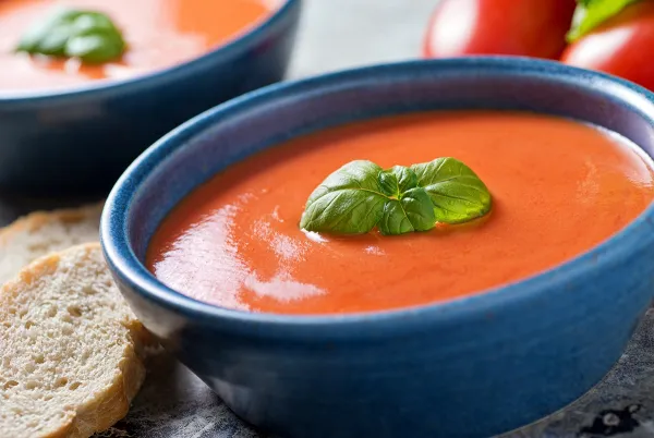Sopa de tomate con albahaca